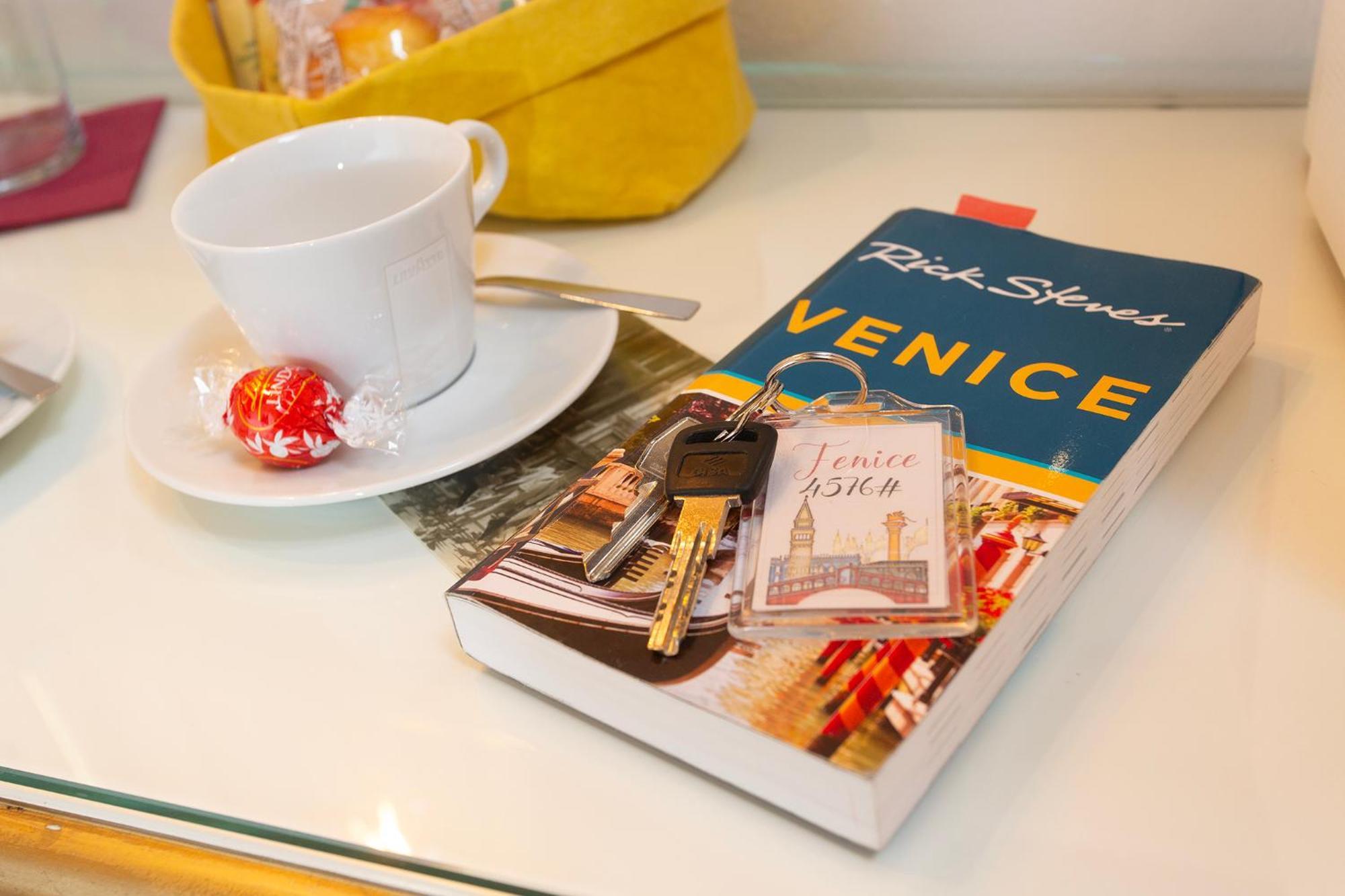 Capatron Hotel Venesia Bagian luar foto