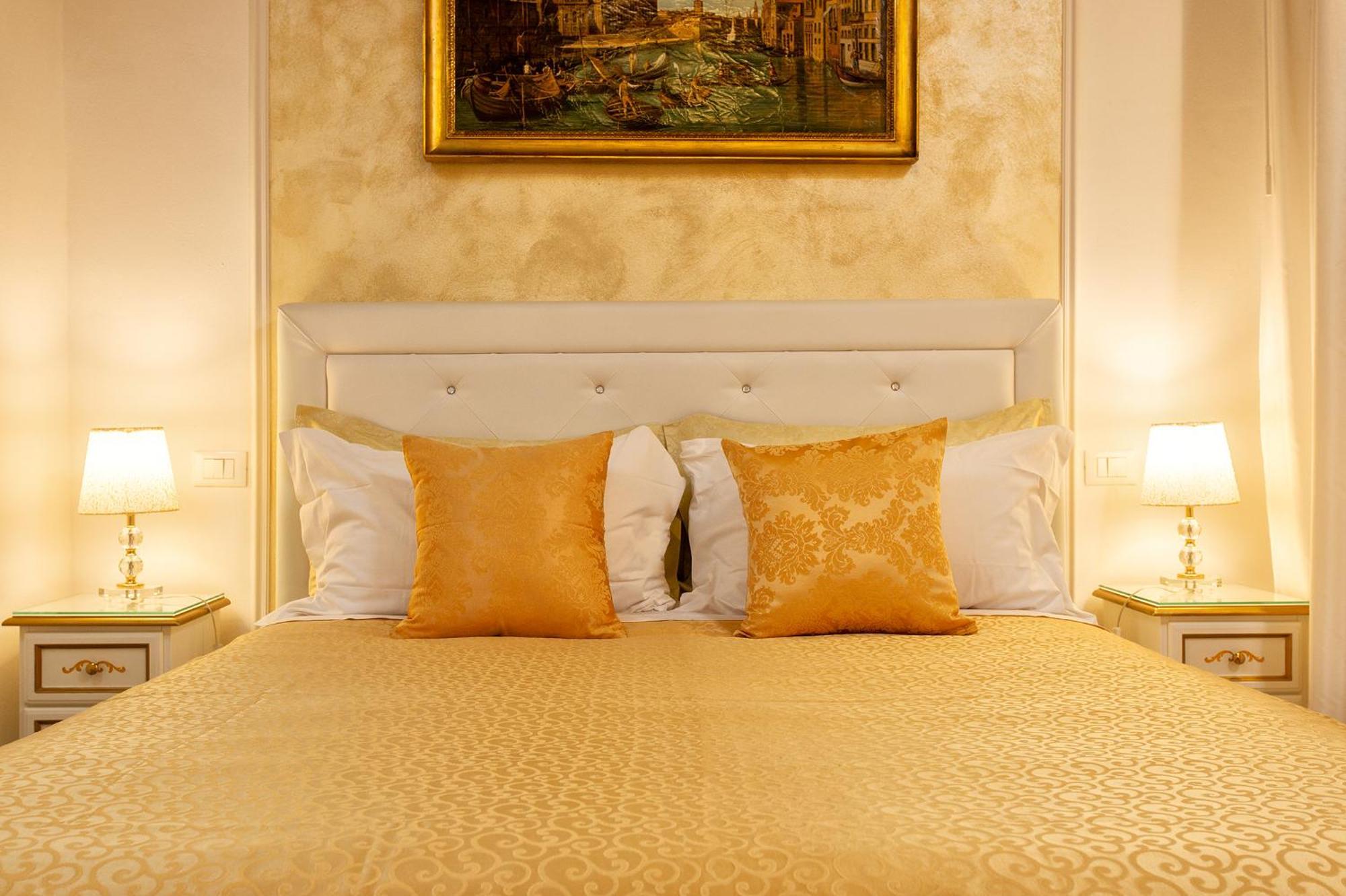 Capatron Hotel Venesia Bagian luar foto