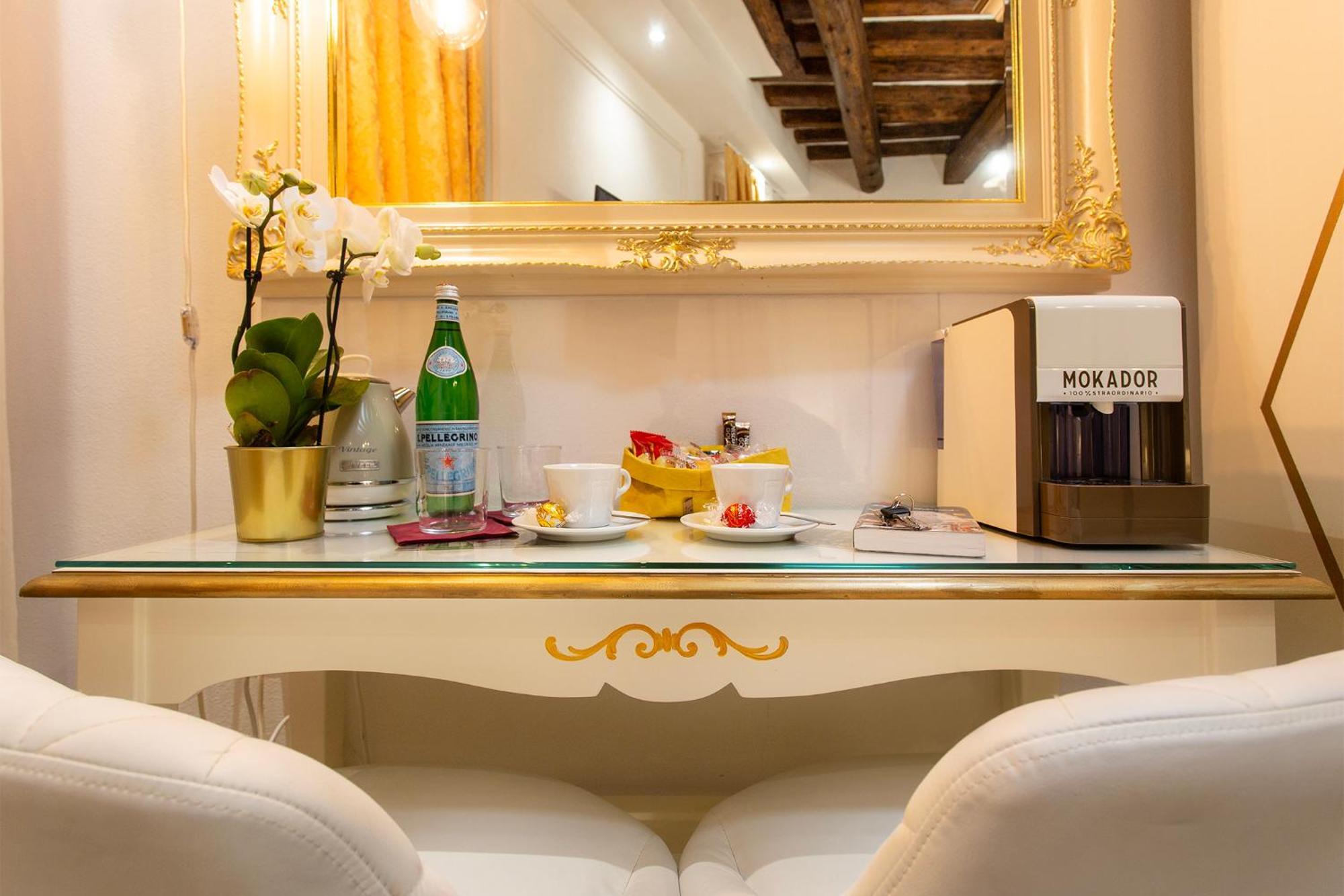 Capatron Hotel Venesia Bagian luar foto