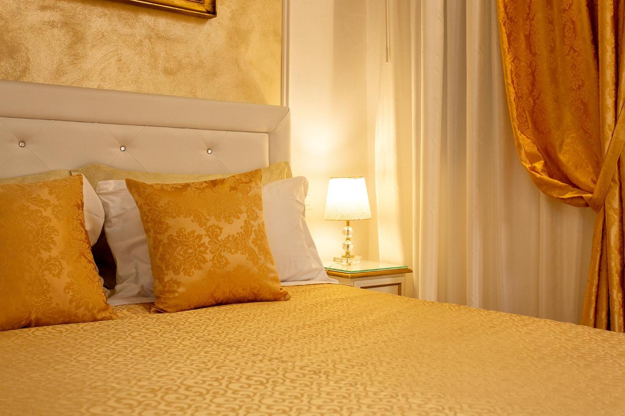 Capatron Hotel Venesia Bagian luar foto