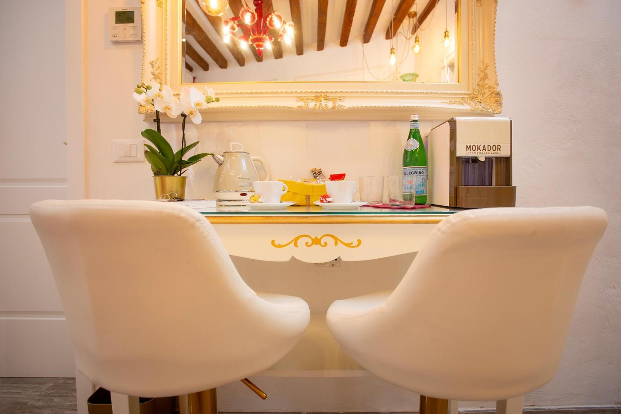 Capatron Hotel Venesia Bagian luar foto