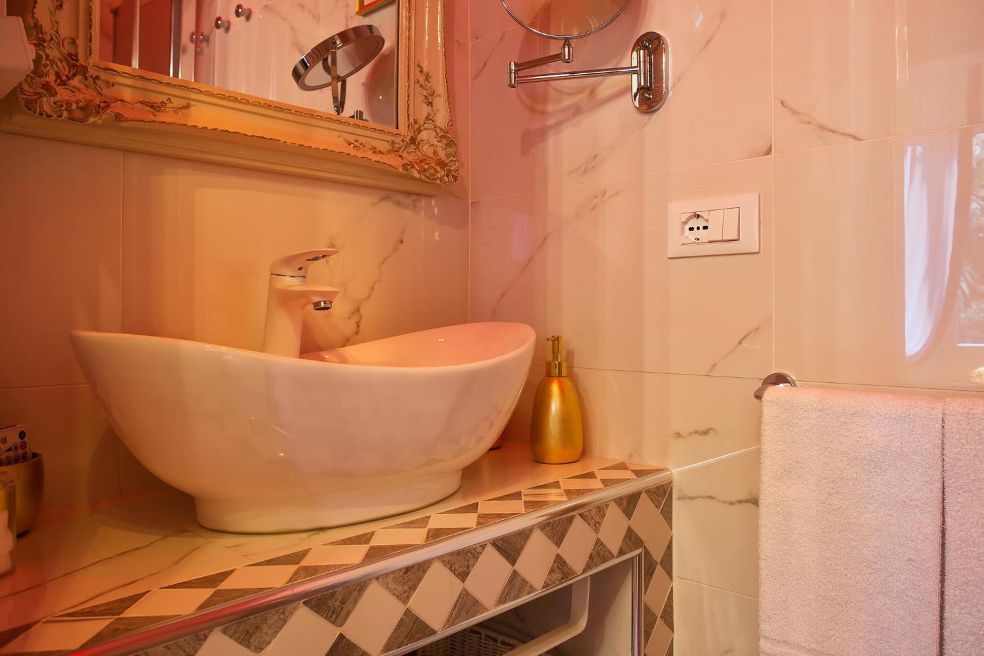 Capatron Hotel Venesia Bagian luar foto