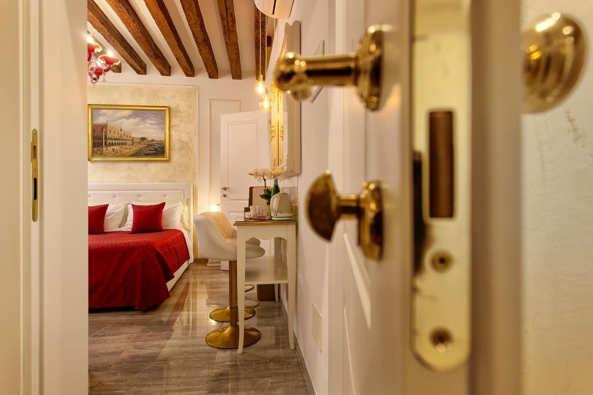 Capatron Hotel Venesia Bagian luar foto