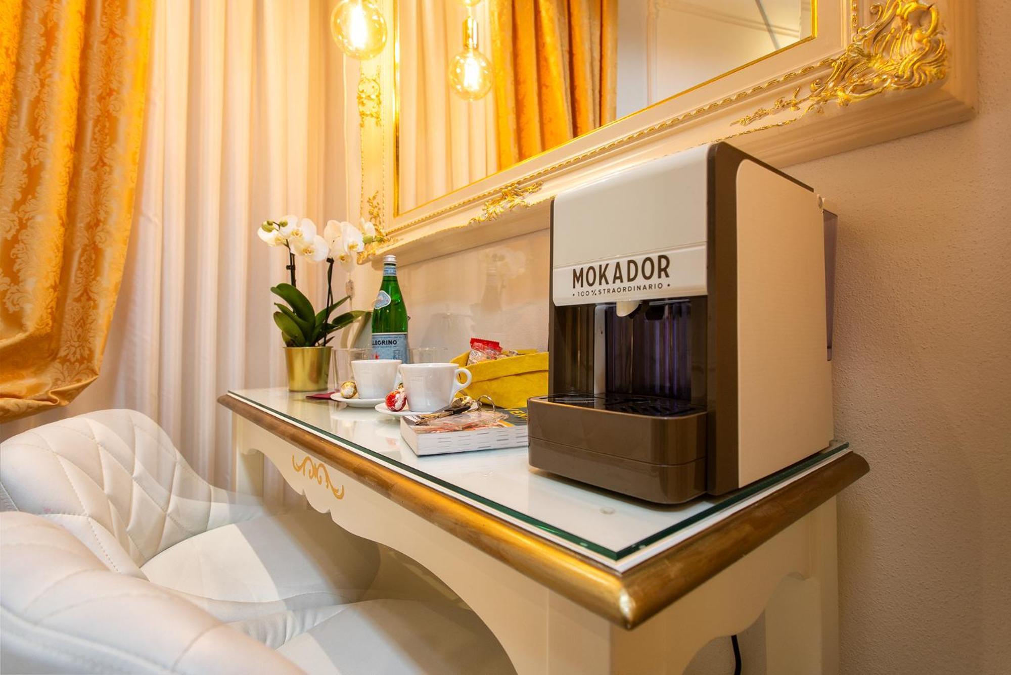 Capatron Hotel Venesia Bagian luar foto
