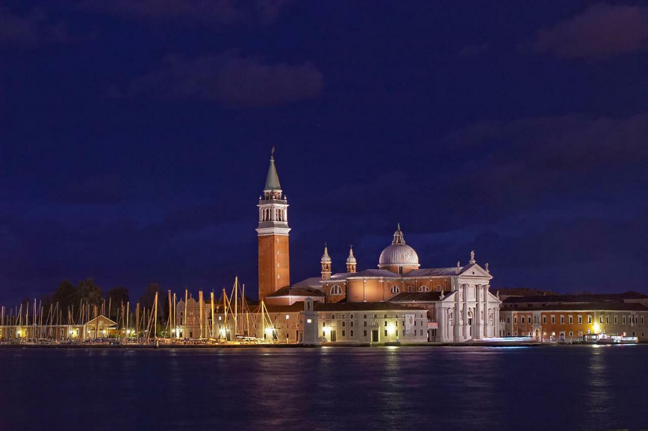 Capatron Hotel Venesia Bagian luar foto